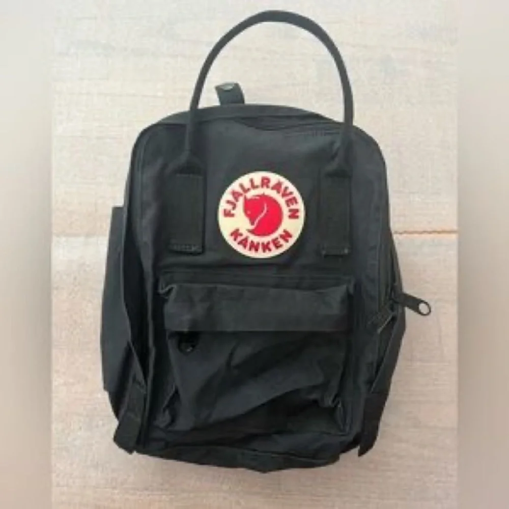 Kånken Mini Backpack - Black with Red Logo